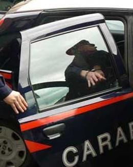 Sul bus senza biglietto, ferisce i controllori