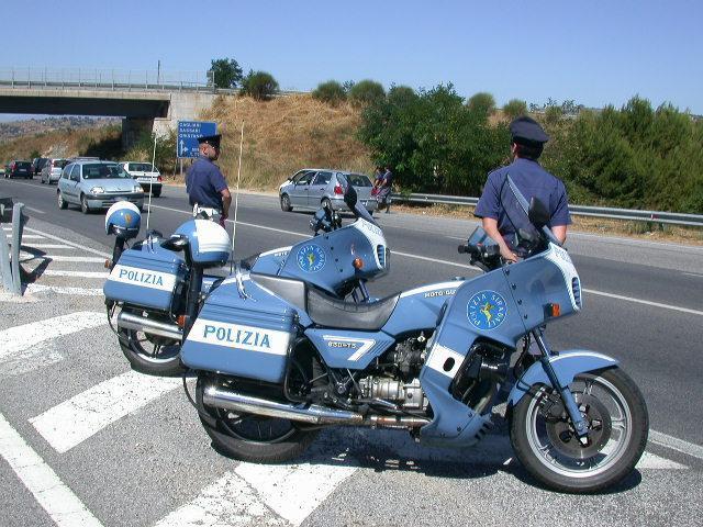 Una pattuglia della Polizia stradale