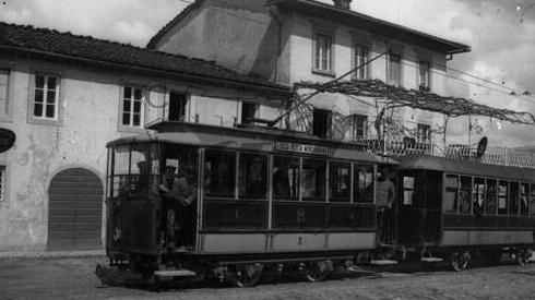 Il tram in una foto d’epoca dell’Archivio fotografico lucchese “Arnaldo Fazzi”