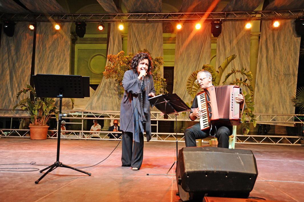 L'esibizione di Antonella Ruggiero al Galà Perla del Tirreno (Foto Falorni/Silvi)