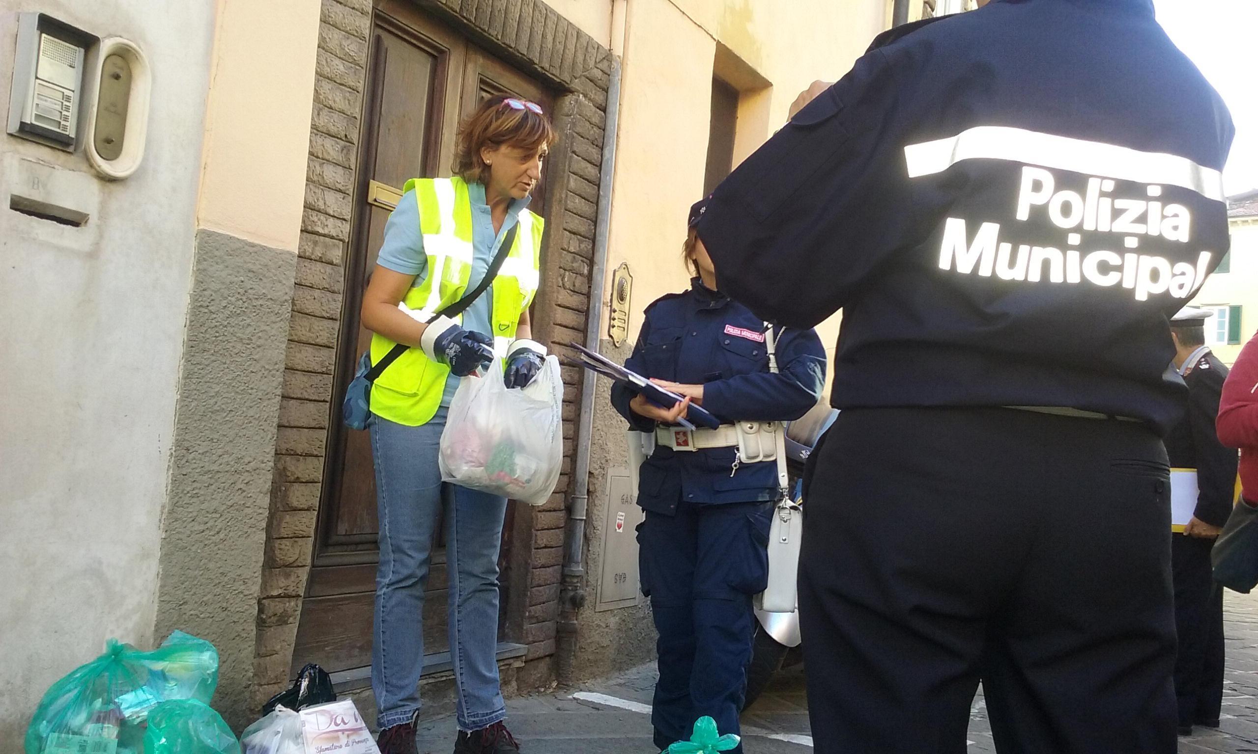 Controlli sui rifiuti (foto archivio)