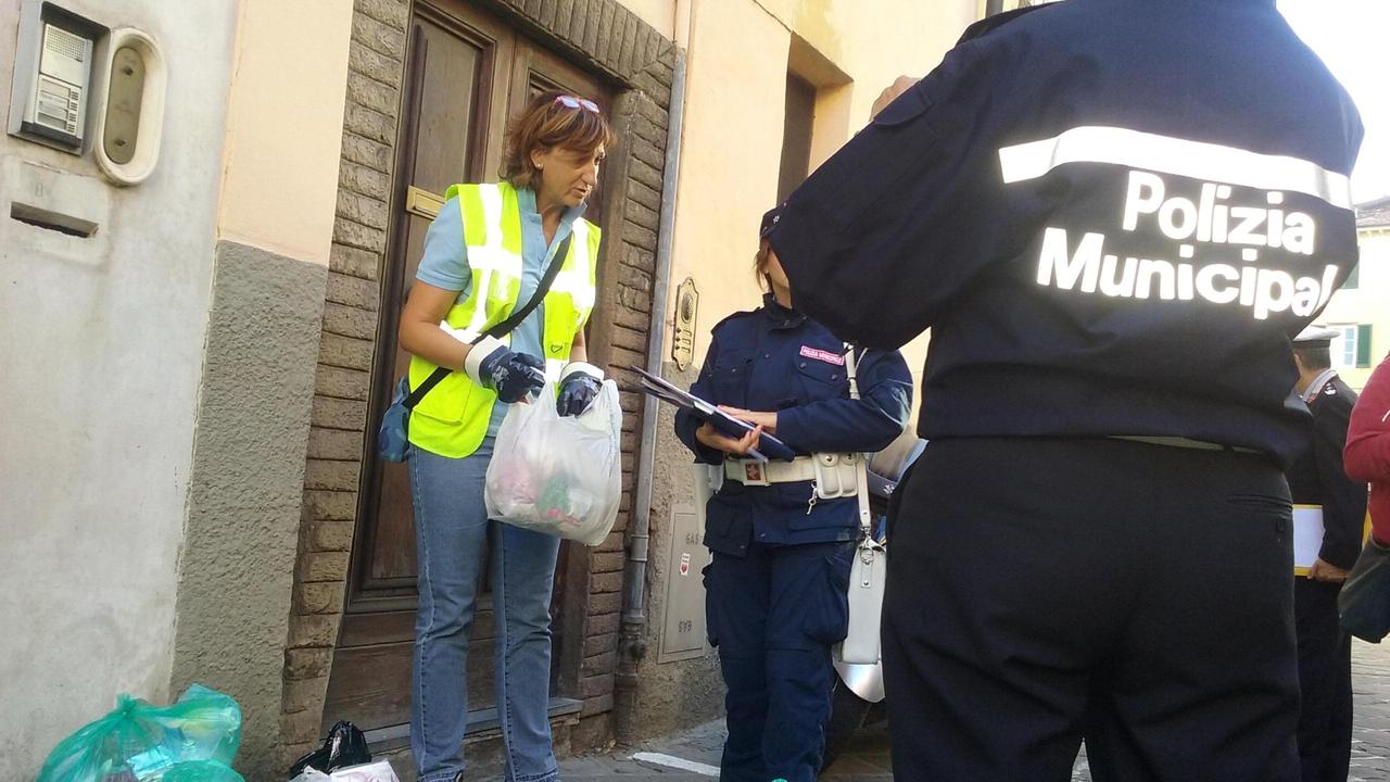 Controlli sui rifiuti (foto archivio)