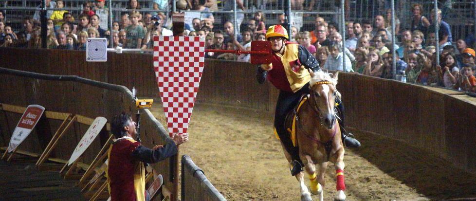 Una delle precedenti edizioni della Giostra dell'Orso (foto Gori)