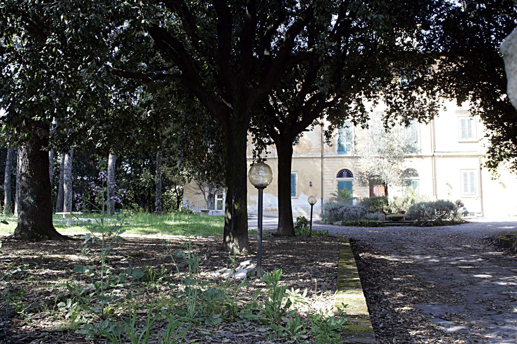 Un’immagine del parco e, sullo sfondo, dell’immobile  che diventerà la nuova sede del Commissariato