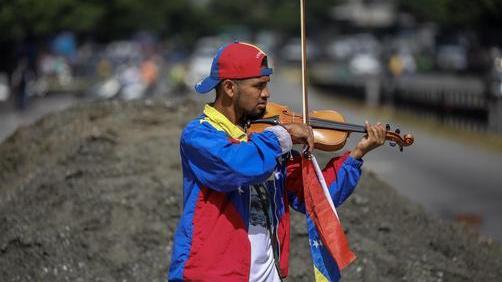 Venezuela: ferito violinista anti-Maduro