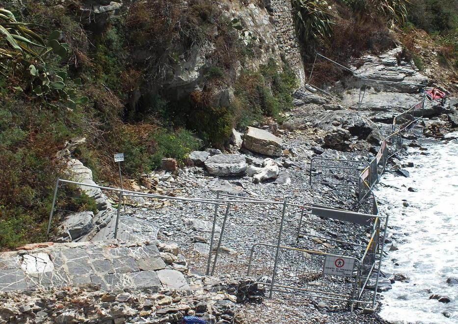 Rischio di caduta di pietre transennata parte della spiaggia