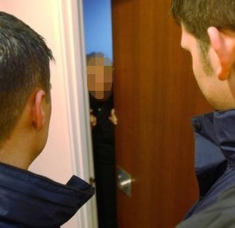 Sventa il furto e segue i presunti truffatori 