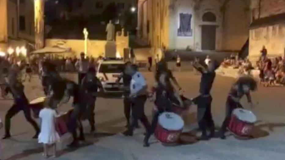 Gli artisti di strada tornano e finiscono lo spettacolo