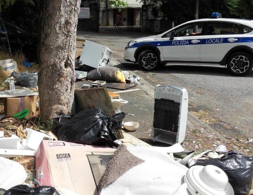 Dieci multe per abbandono di rifiuti