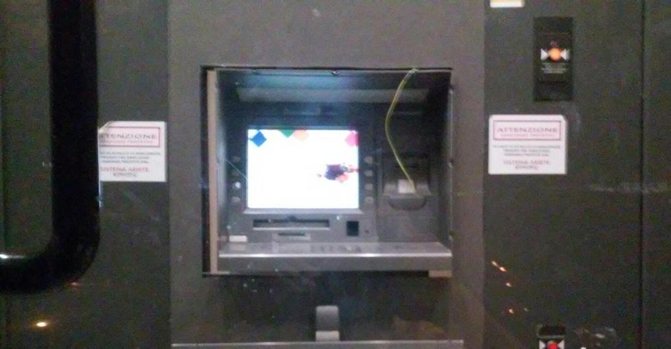 Cercano di forzare un bancomat alla Partaccia