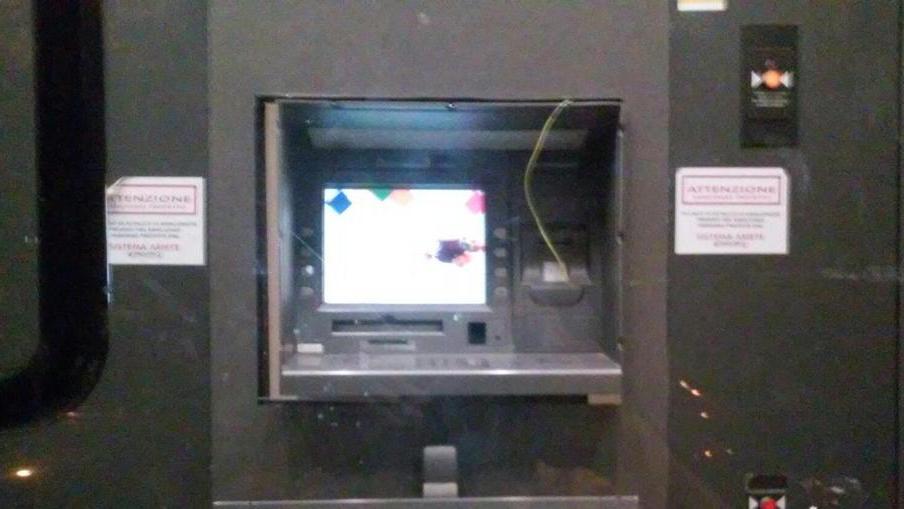 Cercano di forzare un bancomat alla Partaccia