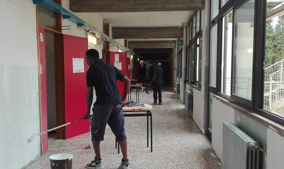 Genitori e immigrati tinteggiano aule a scuola 