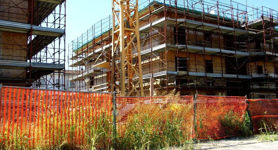 Il cantiere è ancora fermo Vincono erbacce e zanzare 