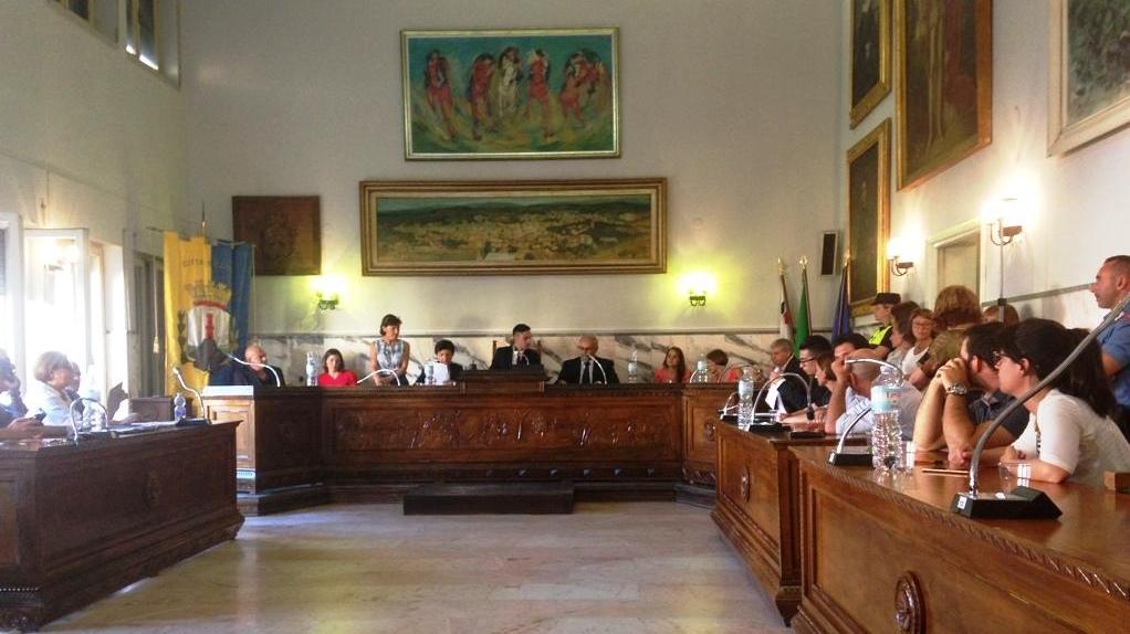 Si dimettono gli assessori nuovi arrivi in consiglio