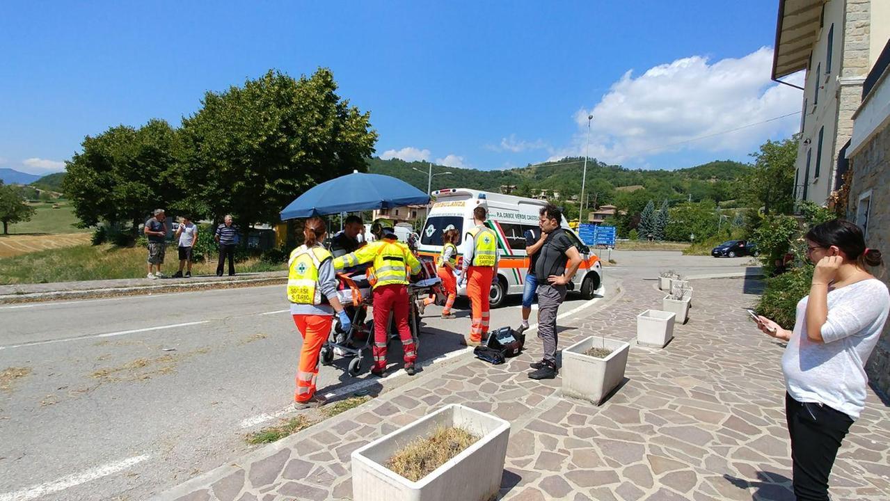 Schianto a Vetto, cade in curva e finisce contro un cancello: grave motocliclista