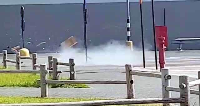 Allarme bomba nel parcheggio del centro commerciale - VIDEO