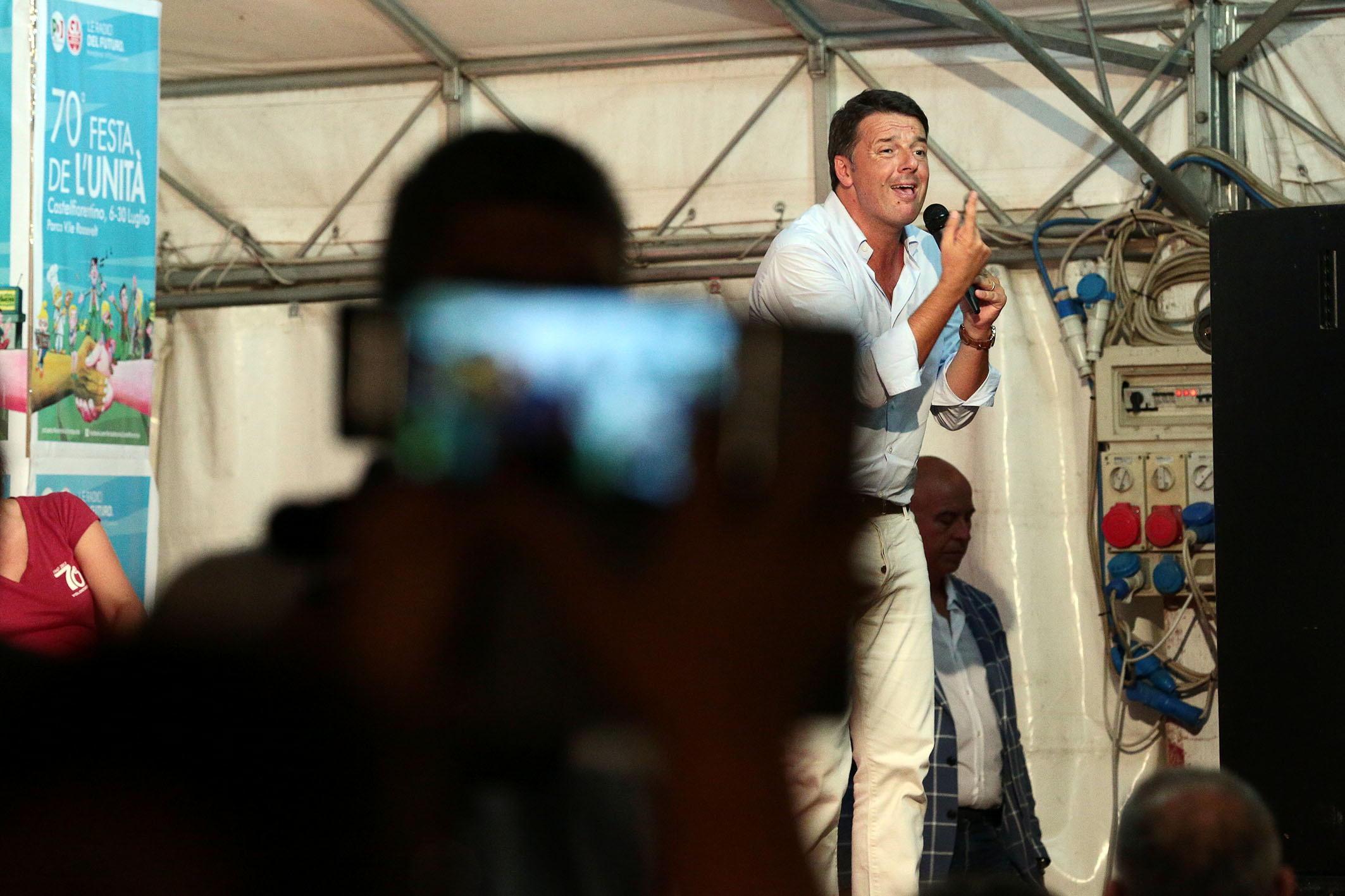 Matteo Renzi sul palco di Castelfiorentino (foto agenzia Carlo Sestini)