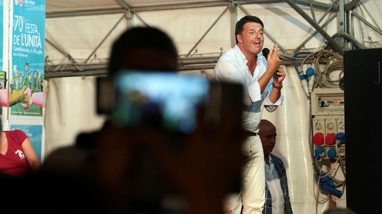 Matteo Renzi sul palco di Castelfiorentino (foto agenzia Carlo Sestini)