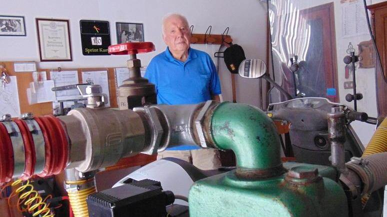 Vinicio Cavalieri davanti al suo lavoro
