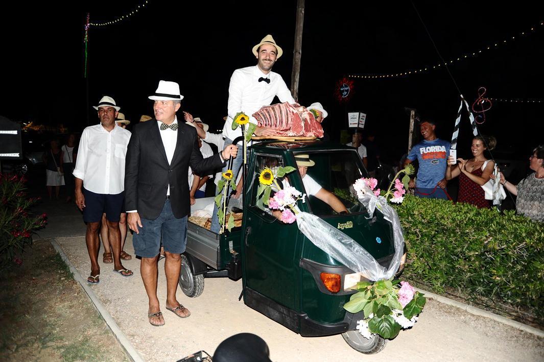 Il macellaio Saverio Baldacci arriva sull'Ape con la sua "sposa", la bistecca