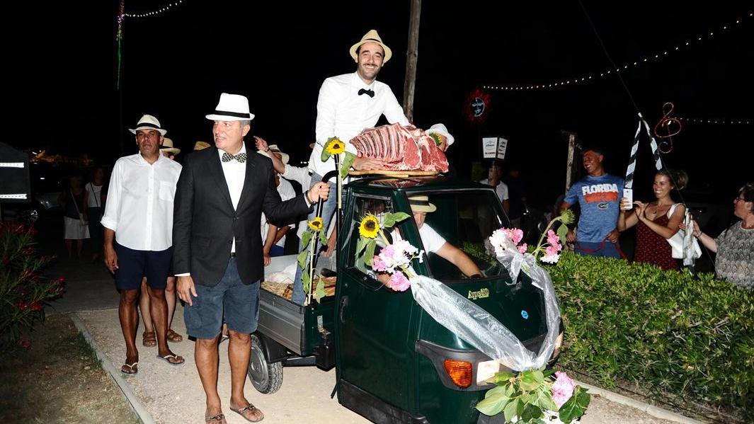 Il macellaio Saverio Baldacci arriva sull'Ape con la sua "sposa", la bistecca