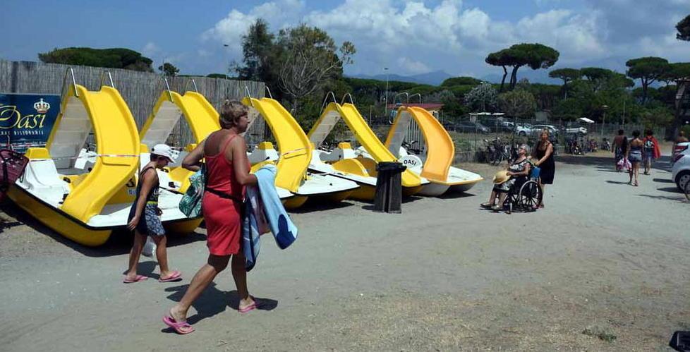 Pedalò e canoe sulla spiaggia: sequestrati 
