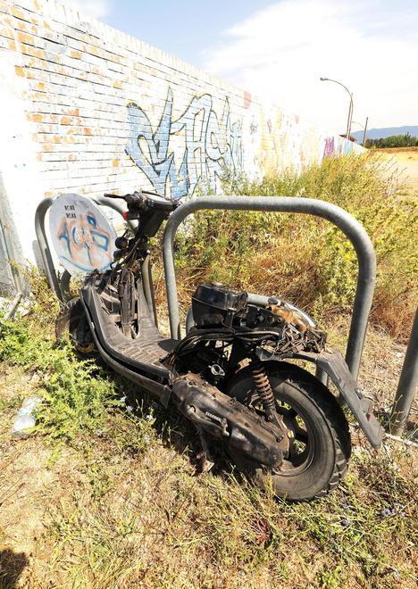 Scooter e rifiuti abbandonati accanto alla Vela