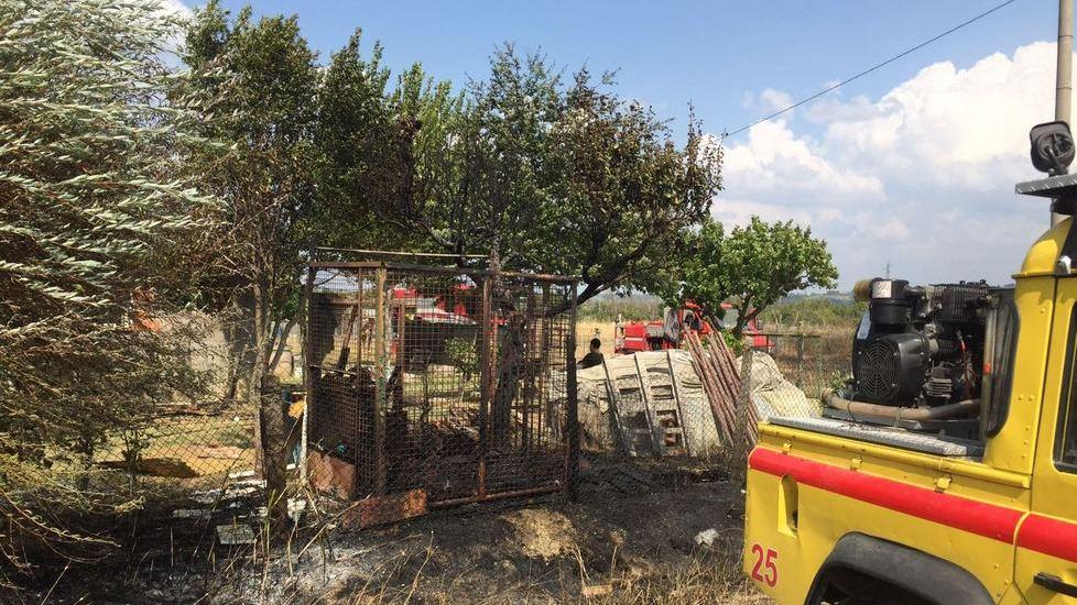 Fiamme tra orti e capanne arrivano vigili, Vab e Racchetta
