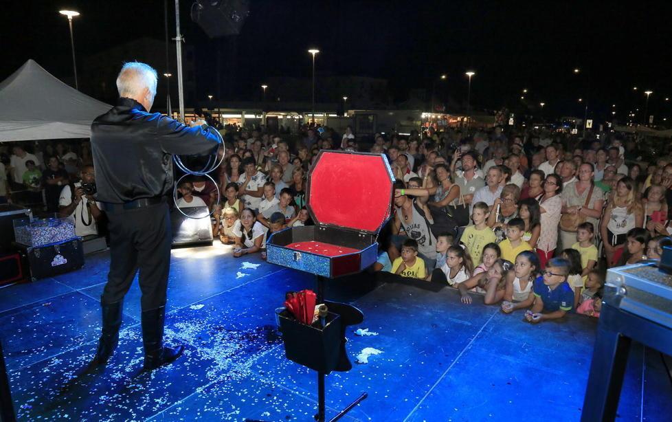 Tirrenia si tinge di blu per la maxi festa dedicata alle famiglie 