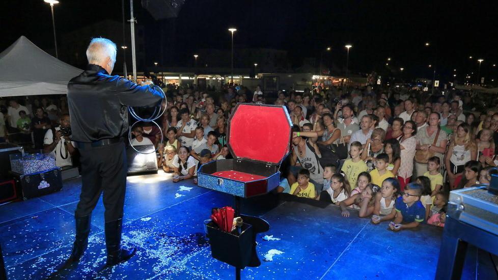 Tirrenia si tinge di blu per la maxi festa dedicata alle famiglie