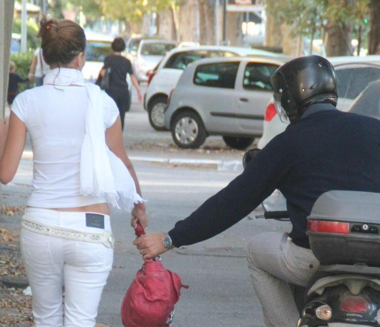 Scippata in via Menotti dopo il prelievo al bancomat 