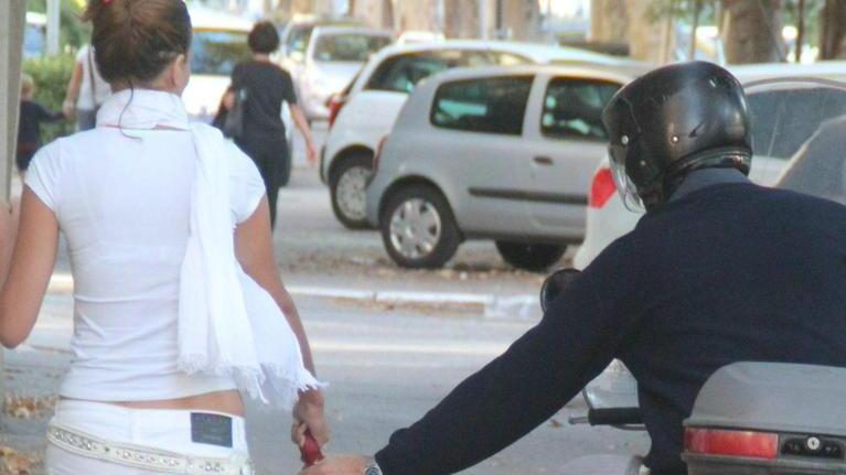 Scippata in via Menotti dopo il prelievo al bancomat
