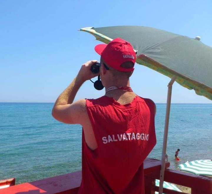 Abbandona la postazione per fare surf: sanzione da mille euro per il bagnino