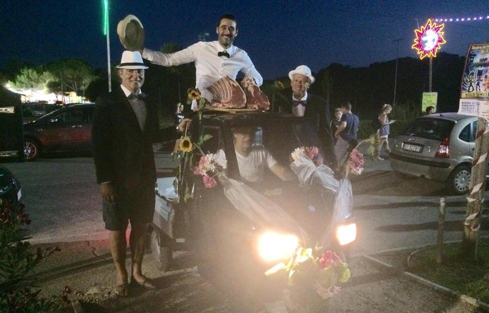 Macellaio sposa l’amore di una vita: lei è una... bistecca 