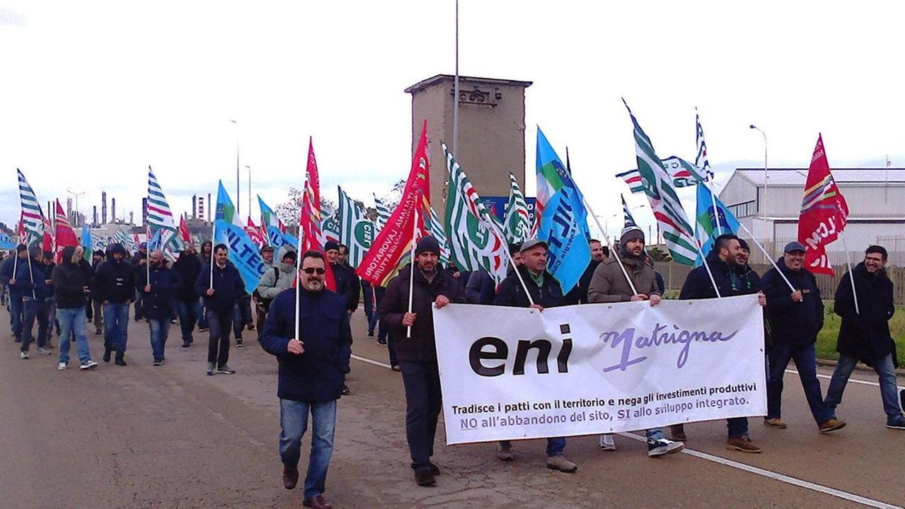 I sindacati: «Prima ultimiamo gli impianti» 