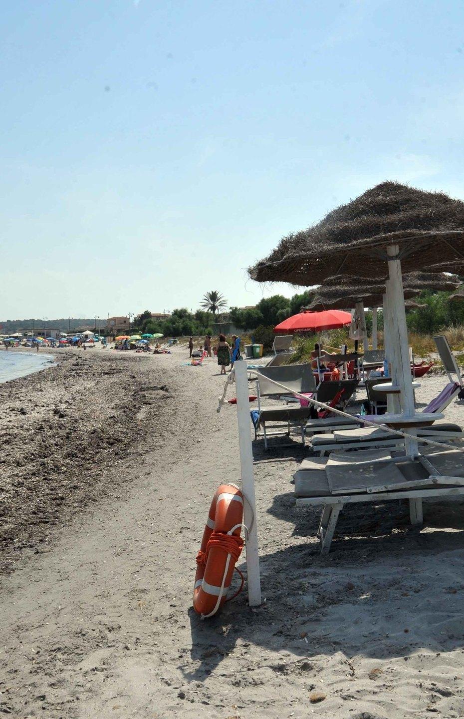 I bagnanti: via la posidonia dalla spiaggia 