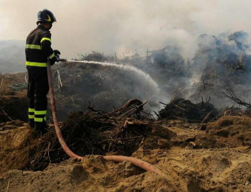 Paura nella notte, incendio attacca un’azienda agricola 