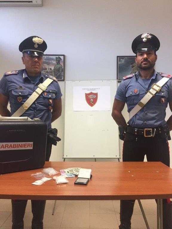 Droga, soldi e bilancia di precisione sequestrati a un cinese arrestato per detenzione di droga