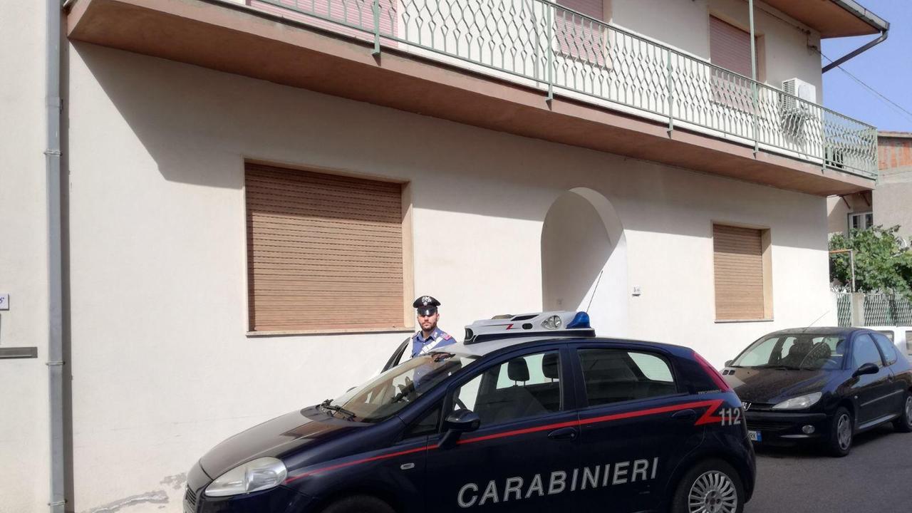 I carabinieri davanti alla casa di Sarroch presa di mira dai ladri
