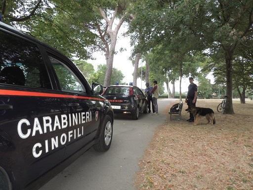 I carabinieri insieme al cane Batman nei giardini di via Roma