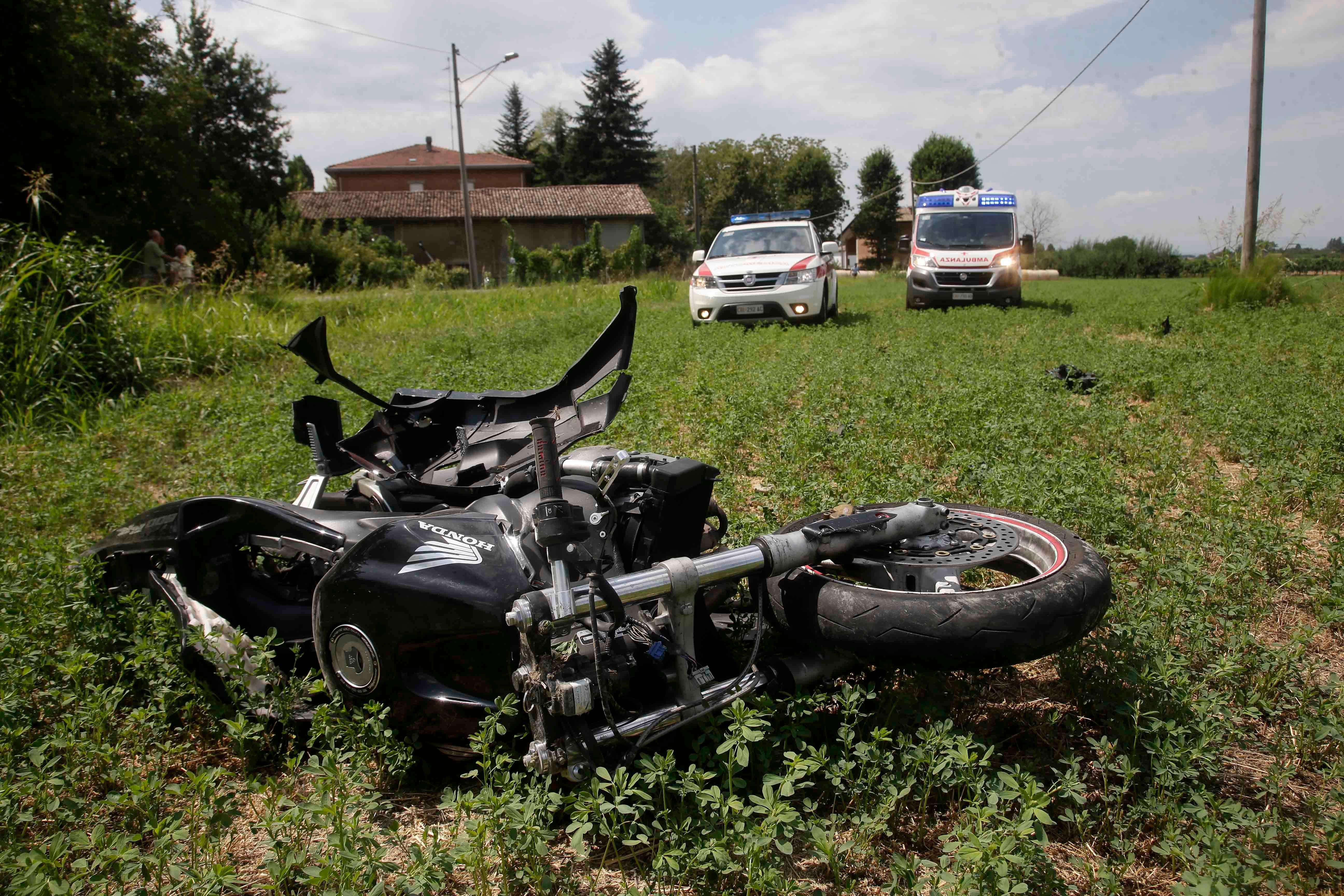 Reggio Emilia, perde il controllo della moto e finisce fuori strada: grave un centauro