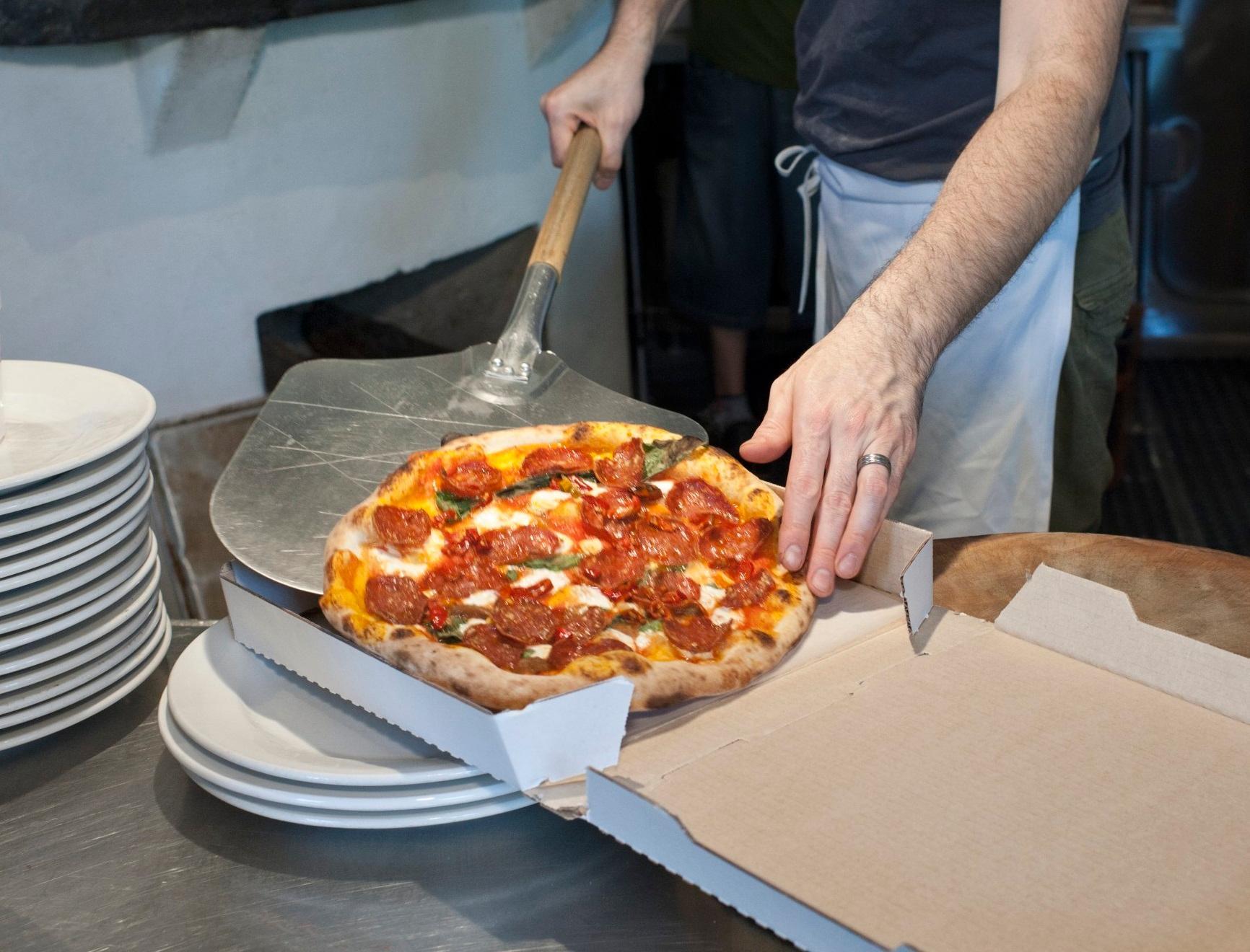 Pizze gratis a domicilio per gli anziani che vivono soli