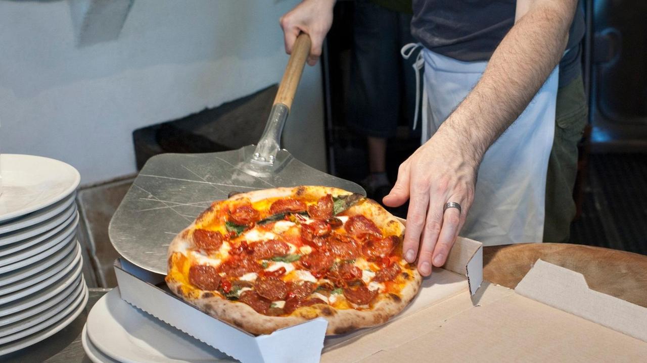 Pizze gratis a domicilio per gli anziani che vivono soli