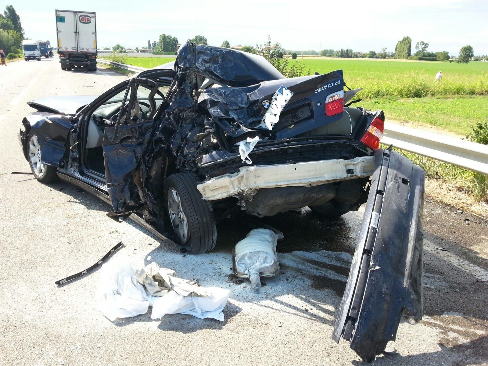 Reggiolo, auto contro camion, tre feriti: uno gravissimo