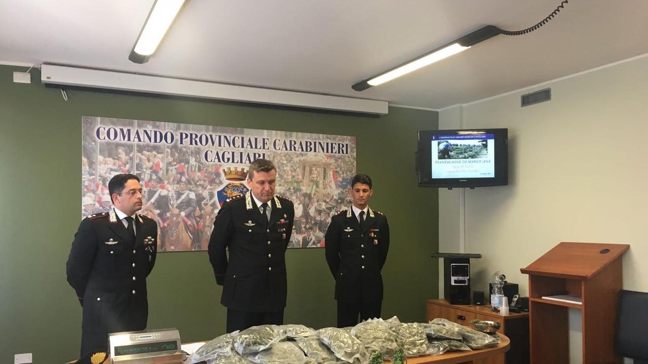 La conferenza stampa dei carabinieri con la droga sequestrata a Sestu