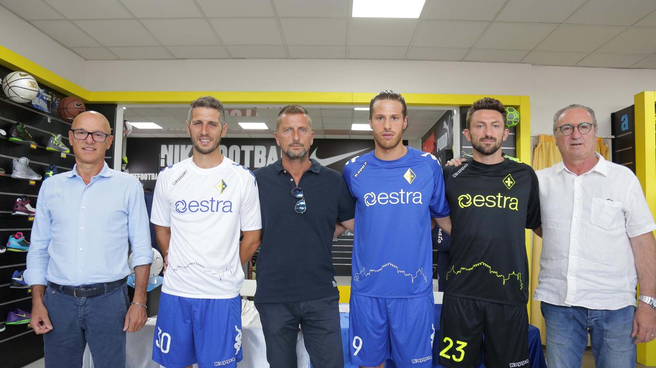 La presentazione delle nuove maglie del Prato avvenuta nei giorni scorsi (foto Batavia)