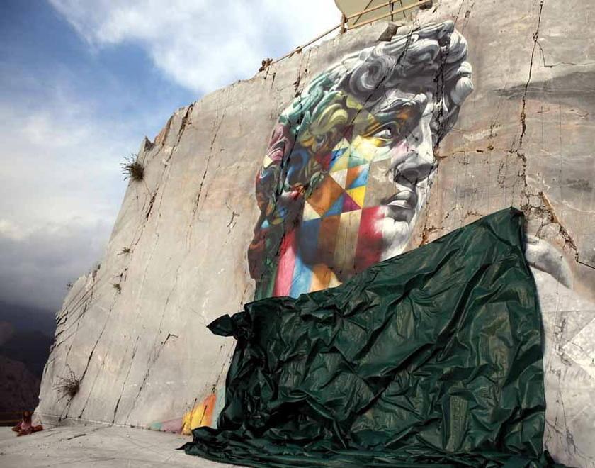 Inaugurato il murale sulle apuane: "Bentornato David, la cava è casa tua" - Video