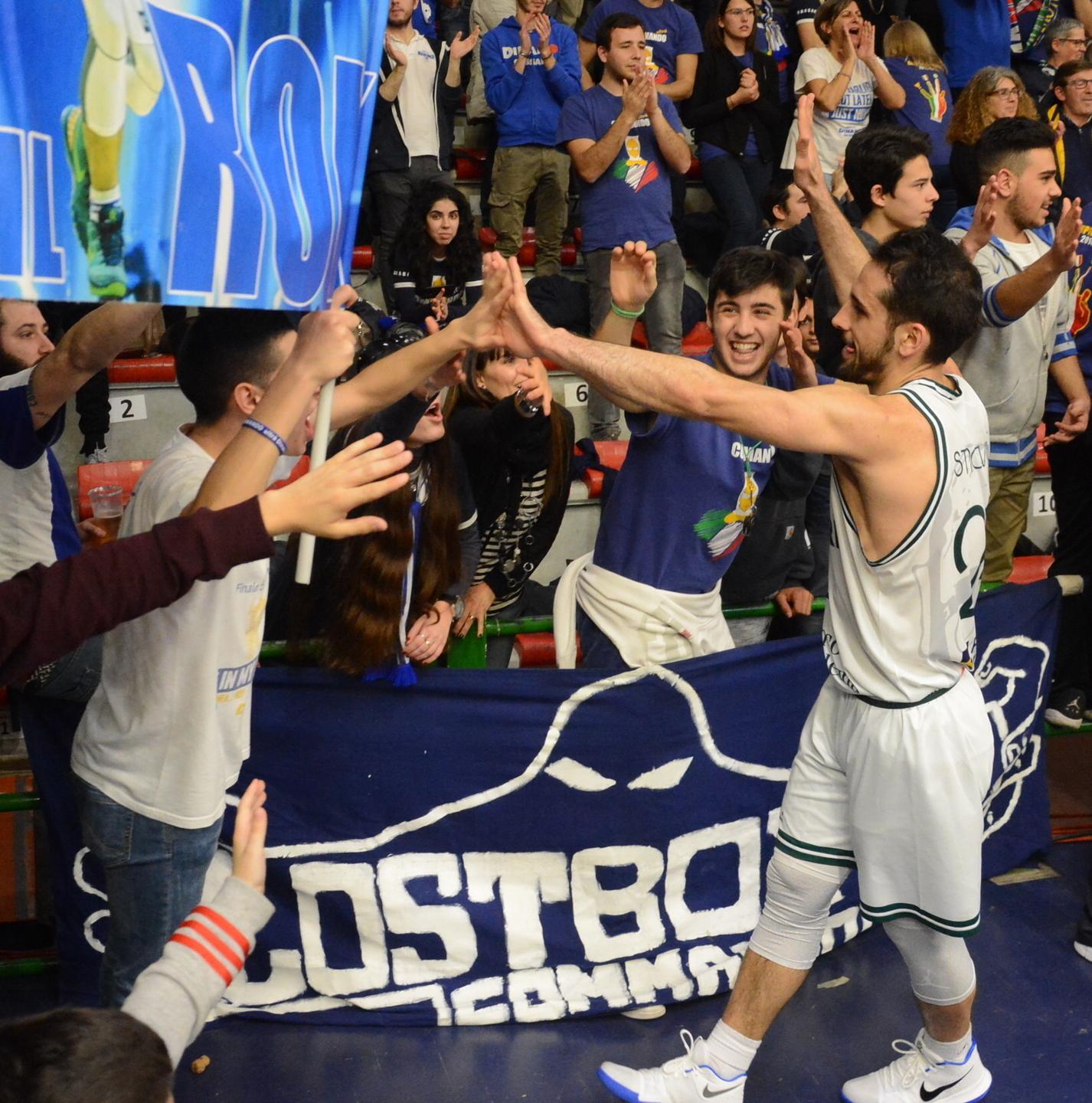 Rok Stipcevic saluta i tifosi sassaresi al termine di una partita