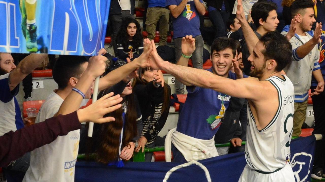 Rok Stipcevic saluta i tifosi sassaresi al termine di una partita