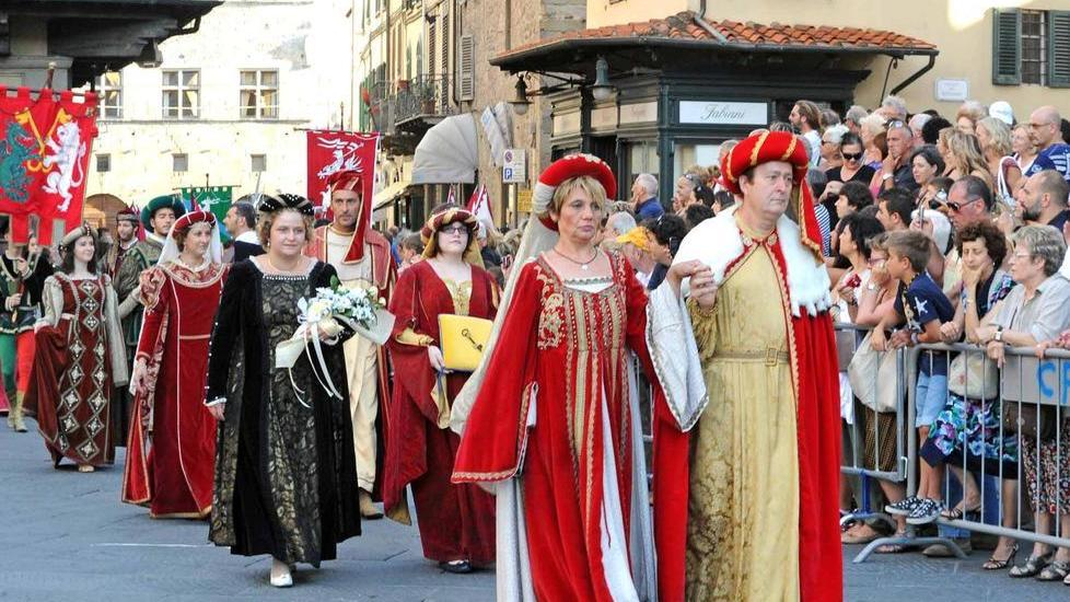 Al mattino la sfilata storica poi alle 21 tutti in piazza
